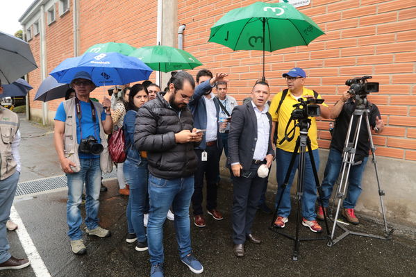 Planta La Ayurá y laboratorio Visita de medios.
Planta La Ayurá y laboratorio Visita de medios.
Fecha: 18 Septiembre 2019
Para descargar esta fotografía en alta resolución, haga clic sobre la imagen hasta que la misma se despliegue en la pantalla completa; luego dé clic derecho y elija la opción "guardar imagen como". 
En caso de publicación por cualquier medio, solicitamos acompañarla del crédito: "Foto EPM
Palabras clave: Planta La Ayurá y laboratorio Visita de medios.