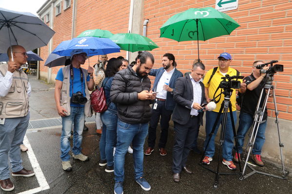 Planta La Ayurá y laboratorio Visita de medios.
Planta La Ayurá y laboratorio Visita de medios.
Fecha: 18 Septiembre 2019
Para descargar esta fotografía en alta resolución, haga clic sobre la imagen hasta que la misma se despliegue en la pantalla completa; luego dé clic derecho y elija la opción "guardar imagen como". 
En caso de publicación por cualquier medio, solicitamos acompañarla del crédito: "Foto EPM
Palabras clave: Planta La Ayurá y laboratorio Visita de medios.