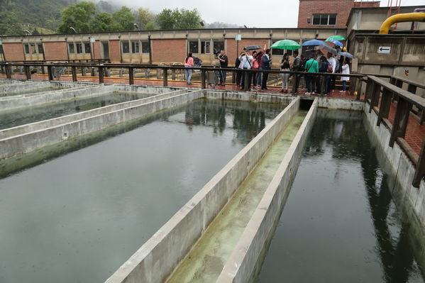 Planta La Ayurá y laboratorio Visita de medios.
Planta La Ayurá y laboratorio Visita de medios.
Fecha: 18 Septiembre 2019
Para descargar esta fotografía en alta resolución, haga clic sobre la imagen hasta que la misma se despliegue en la pantalla completa; luego dé clic derecho y elija la opción "guardar imagen como". 
En caso de publicación por cualquier medio, solicitamos acompañarla del crédito: "Foto EPM
Palabras clave: Planta La Ayurá y laboratorio Visita de medios.