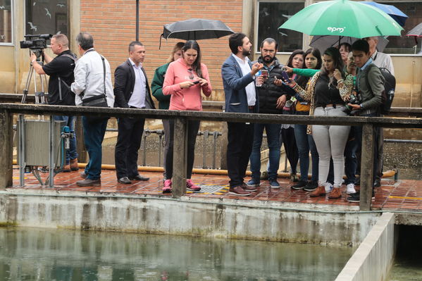 Planta La Ayurá y laboratorio Visita de medios.
Planta La Ayurá y laboratorio Visita de medios.
Fecha: 18 Septiembre 2019
Para descargar esta fotografía en alta resolución, haga clic sobre la imagen hasta que la misma se despliegue en la pantalla completa; luego dé clic derecho y elija la opción "guardar imagen como". 
En caso de publicación por cualquier medio, solicitamos acompañarla del crédito: "Foto EPM
Palabras clave: Planta La Ayurá y laboratorio Visita de medios.