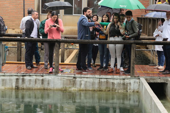 Planta La Ayurá y laboratorio Visita de medios.
Planta La Ayurá y laboratorio Visita de medios.
Fecha: 18 Septiembre 2019
Para descargar esta fotografía en alta resolución, haga clic sobre la imagen hasta que la misma se despliegue en la pantalla completa; luego dé clic derecho y elija la opción "guardar imagen como". 
En caso de publicación por cualquier medio, solicitamos acompañarla del crédito: "Foto EPM
Palabras clave: Planta La Ayurá y laboratorio Visita de medios.