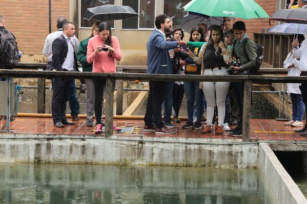 Planta La Ayurá y laboratorio Visita de medios.
Planta La Ayurá y laboratorio Visita de medios.
Fecha: 18 Septiembre 2019
Para descargar esta fotografía en alta resolución, haga clic sobre la imagen hasta que la misma se despliegue en la pantalla completa; luego dé clic derecho y elija la opción "guardar imagen como". 
En caso de publicación por cualquier medio, solicitamos acompañarla del crédito: "Foto EPM
Palabras clave: Planta La Ayurá y laboratorio Visita de medios.