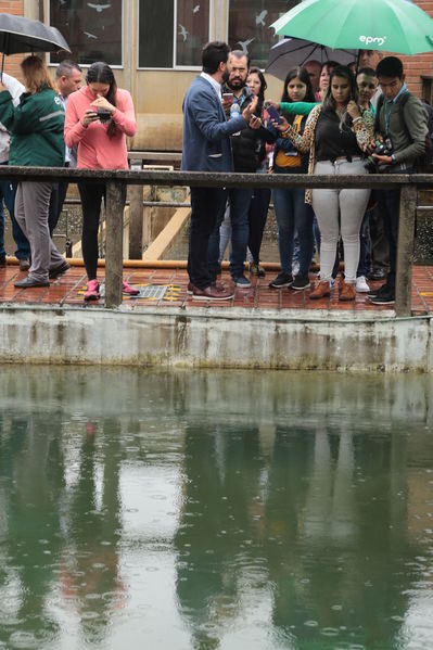 Planta La Ayurá y laboratorio Visita de medios.
Planta La Ayurá y laboratorio Visita de medios.
Fecha: 18 Septiembre 2019
Para descargar esta fotografía en alta resolución, haga clic sobre la imagen hasta que la misma se despliegue en la pantalla completa; luego dé clic derecho y elija la opción "guardar imagen como". 
En caso de publicación por cualquier medio, solicitamos acompañarla del crédito: "Foto EPM
Palabras clave: Planta La Ayurá y laboratorio Visita de medios.