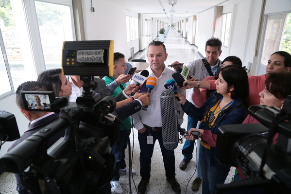 Planta Ayurá laboratorio Visita medios
Planta La Ayurá y laboratorio Visita de medios.
Fecha: 18 Septiembre 2019
Para descargar esta fotografía en alta resolución, haga clic sobre la imagen hasta que la misma se despliegue en la pantalla completa; luego dé clic derecho y elija la opción "guardar imagen como". 
En caso de publicación por cualquier medio, solicitamos acompañarla del crédito: "Foto EPM
Palabras clave: Planta Ayurá laboratorio Visita medios