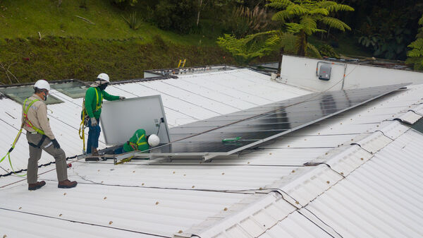 Solución solar integral EPM
Solución solar integral EPM
Fecha: 18 Septiembre 2020
Para descargar esta fotografía en alta resolución, haga clic sobre la imagen hasta que la misma se despliegue en la pantalla completa; luego dé clic derecho y elija la opción "guardar imagen como". 
En caso de publicación por cualquier medio, solicitamos acompañarla del crédito: "Foto EPM"
Palabras clave: Solución solar integral EPM