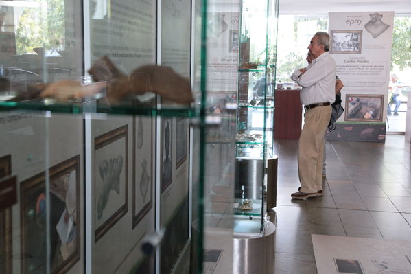 Muestra de arqueología centro parrilla
Muestra de arqueología centro parrilla
Fecha: 19 Septiembre 2017
Para descargar esta fotografía en alta resolución, haga clic sobre la imagen hasta que la misma se despliegue en la pantalla completa; luego dé clic derecho y elija la opción "guardar imagen como". 
En caso de publicación por cualquier medio, solicitamos acompañarla del crédito: "Foto EPM"
Palabras clave: Muestra  arqueología centro parrilla
