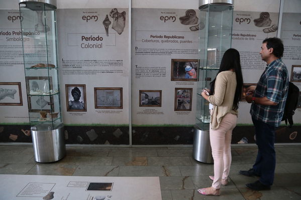 Muestra de arqueología centro parrilla
Muestra de arqueología centro parrilla
Fecha: 19 Septiembre 2017
Para descargar esta fotografía en alta resolución, haga clic sobre la imagen hasta que la misma se despliegue en la pantalla completa; luego dé clic derecho y elija la opción "guardar imagen como". 
En caso de publicación por cualquier medio, solicitamos acompañarla del crédito: "Foto EPM"
Palabras clave: Muestra  arqueología centro parrilla