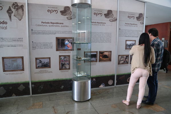 Muestra de arqueología centro parrilla
Muestra de arqueología centro parrilla
Fecha: 19 Septiembre 2017
Para descargar esta fotografía en alta resolución, haga clic sobre la imagen hasta que la misma se despliegue en la pantalla completa; luego dé clic derecho y elija la opción "guardar imagen como". 
En caso de publicación por cualquier medio, solicitamos acompañarla del crédito: "Foto EPM"
Palabras clave: Muestra  arqueología centro parrilla