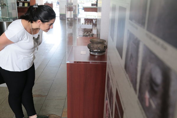 Muestra de arqueología centro parrilla
Muestra de arqueología centro parrilla
Fecha: 19 Septiembre 2017
Para descargar esta fotografía en alta resolución, haga clic sobre la imagen hasta que la misma se despliegue en la pantalla completa; luego dé clic derecho y elija la opción "guardar imagen como". 
En caso de publicación por cualquier medio, solicitamos acompañarla del crédito: "Foto EPM"
Palabras clave: Muestra  arqueología centro parrilla