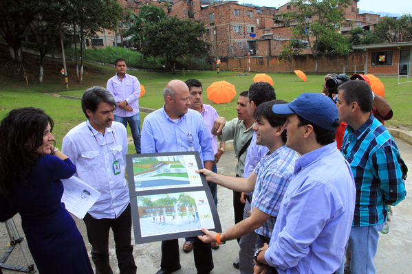 Lanzamiento de la UVA Campo Valdés 
Lanzamiento de la UVA Campo Valdés 
Fecha: Septiembre 24 de 2013. 
Para descargar esta fotografía en alta resolución, haga clic sobre la imagen hasta que la misma se despliegue en la pantalla completa; luego dé clic derecho y elija la opción "guardar imagen como". 
En caso de publicación por cualquier medio, solicitamos acompañarla del crédito: "Foto EPM".
Palabras clave: Lanzamiento UVA Campo Valdés