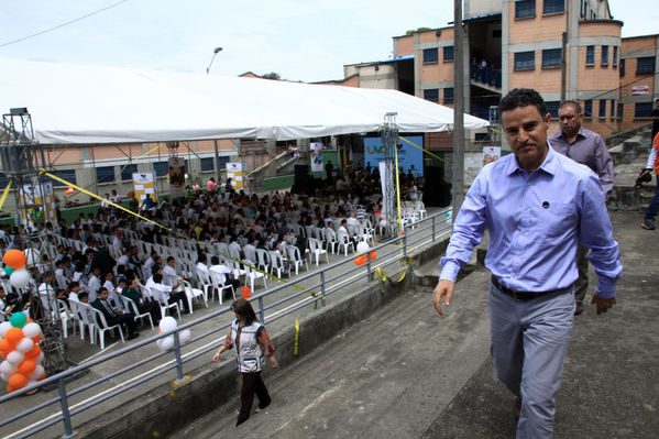 Lanzamiento de la UVA Campo Valdés 
Lanzamiento de la UVA Campo Valdés 
Fecha: Septiembre 24 de 2013. 
Para descargar esta fotografía en alta resolución, haga clic sobre la imagen hasta que la misma se despliegue en la pantalla completa; luego dé clic derecho y elija la opción "guardar imagen como". 
En caso de publicación por cualquier medio, solicitamos acompañarla del crédito: "Foto EPM".
Palabras clave: Lanzamiento UVA Campo Valdés