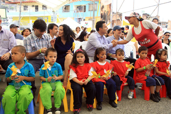 Lanzamiento de la UVA Campo Valdés 
Lanzamiento de la UVA Campo Valdés 
Fecha: Septiembre 24 de 2013. 
Para descargar esta fotografía en alta resolución, haga clic sobre la imagen hasta que la misma se despliegue en la pantalla completa; luego dé clic derecho y elija la opción "guardar imagen como". 
En caso de publicación por cualquier medio, solicitamos acompañarla del crédito: "Foto EPM".
Palabras clave: Lanzamiento UVA Campo Valdés