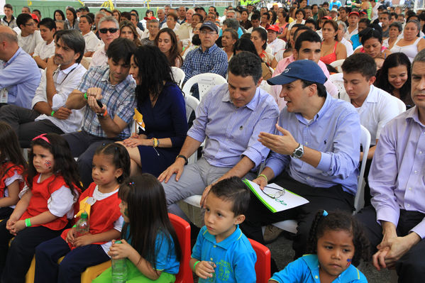 Lanzamiento de la UVA Campo Valdés 
Lanzamiento de la UVA Campo Valdés 
Fecha: Septiembre 24 de 2013. 
Para descargar esta fotografía en alta resolución, haga clic sobre la imagen hasta que la misma se despliegue en la pantalla completa; luego dé clic derecho y elija la opción "guardar imagen como". 
En caso de publicación por cualquier medio, solicitamos acompañarla del crédito: "Foto EPM".
Palabras clave: Lanzamiento UVA Campo Valdés