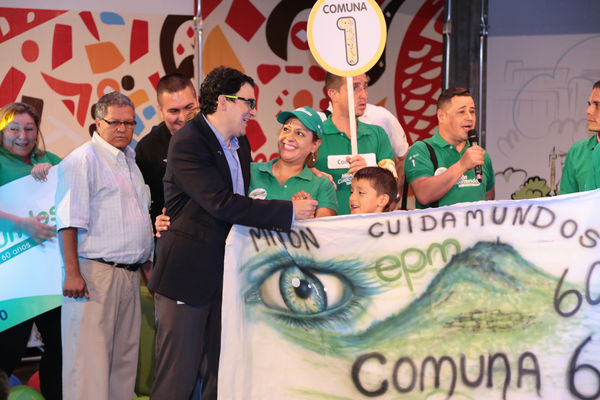 Premiación del concurso Misión Cuidamundos EPM 60 años 
Premiación del concurso Misión Cuidamundos EPM 60 años           
Fecha: Septiembre 24 de 2015. Lugar: Auditorio Himerio Pérez del Edificio EPM
Para descargar esta fotografía en alta resolución, haga clic sobre la imagen hasta que la misma se despliegue en la pantalla completa; luego dé clic derecho y elija la opción "guardar imagen como". 
En caso de publicación por cualquier medio, solicitamos acompañarla del crédito: "Foto EPM"
Palabras clave: Premiación concurso Misión Cuidamundos EPM 60 años