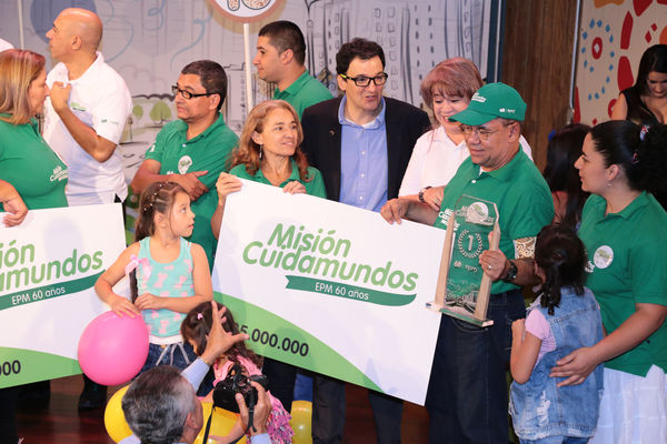 Premiación del concurso Misión Cuidamundos EPM 60 años 
Premiación del concurso Misión Cuidamundos EPM 60 años           
Fecha: Septiembre 24 de 2015. Lugar: Auditorio Himerio Pérez del Edificio EPM
Para descargar esta fotografía en alta resolución, haga clic sobre la imagen hasta que la misma se despliegue en la pantalla completa; luego dé clic derecho y elija la opción "guardar imagen como". 
En caso de publicación por cualquier medio, solicitamos acompañarla del crédito: "Foto EPM"
Palabras clave: Premiación concurso Misión Cuidamundos EPM 60 años