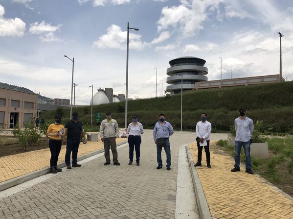 Visita SAI Planta Aguas Claras
Visita SAI Planta Aguas Claras.
Fecha: 28 Septiembre 2020.
Para descargar esta fotografía en alta resolución, haga clic sobre la imagen hasta que la misma se despliegue en la pantalla completa; luego dé clic derecho y elija la opción "guardar imagen como". 
En caso de publicación por cualquier medio, solicitamos acompañarla del crédito: "Foto EPM"
Palabras clave: Visita SAI Planta Aguas Claras