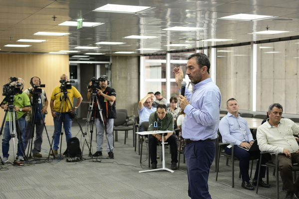 Rueda prensa Avances solución coloración agua.
Rueda prensa Avances solución coloración agua.
Fecha: Septiembre 9 de 2019. 
Para descargar esta fotografía en alta resolución, haga clic sobre la imagen hasta que la misma se despliegue en la pantalla completa; luego dé clic derecho y elija la opción "guardar imagen como". 
En caso de publicación por cualquier medio, solicitamos acompañarla del crédito: "Foto EPM"
Palabras clave: Rueda prensa Avances solución coloración agua.