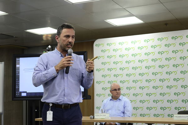 Rueda prensa Avances solución coloración agua.
Rueda prensa Avances solución coloración agua.
Fecha: Septiembre 9 de 2019. 
Para descargar esta fotografía en alta resolución, haga clic sobre la imagen hasta que la misma se despliegue en la pantalla completa; luego dé clic derecho y elija la opción "guardar imagen como". 
En caso de publicación por cualquier medio, solicitamos acompañarla del crédito: "Foto EPM"
Palabras clave: Rueda prensa Avances solución coloración agua.