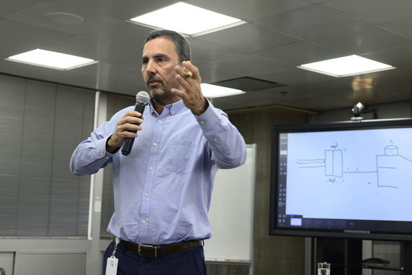 Rueda prensa Avances solución coloración agua.
Rueda prensa Avances solución coloración agua.
Fecha: Septiembre 9 de 2019. 
Para descargar esta fotografía en alta resolución, haga clic sobre la imagen hasta que la misma se despliegue en la pantalla completa; luego dé clic derecho y elija la opción "guardar imagen como". 
En caso de publicación por cualquier medio, solicitamos acompañarla del crédito: "Foto EPM"
Palabras clave: Rueda prensa Avances solución coloración agua.