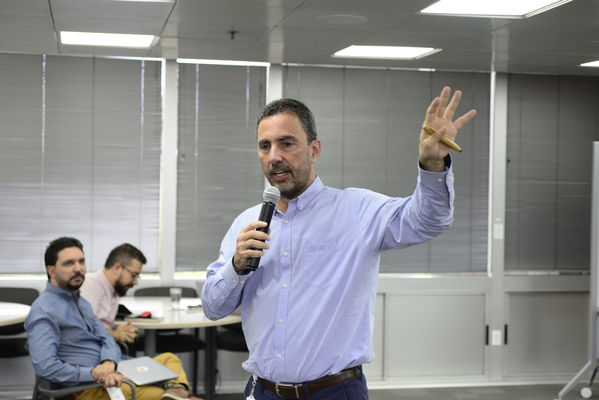 Rueda prensa Avances solución coloración agua.
Rueda prensa Avances solución coloración agua.
Fecha: Septiembre 9 de 2019. 
Para descargar esta fotografía en alta resolución, haga clic sobre la imagen hasta que la misma se despliegue en la pantalla completa; luego dé clic derecho y elija la opción "guardar imagen como". 
En caso de publicación por cualquier medio, solicitamos acompañarla del crédito: "Foto EPM"
Palabras clave: Rueda prensa Avances solución coloración agua.