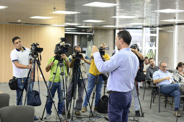 Rueda prensa Avances solución coloración agua.
Rueda prensa Avances solución coloración agua.
Fecha: Septiembre 9 de 2019. 
Para descargar esta fotografía en alta resolución, haga clic sobre la imagen hasta que la misma se despliegue en la pantalla completa; luego dé clic derecho y elija la opción "guardar imagen como". 
En caso de publicación por cualquier medio, solicitamos acompañarla del crédito: "Foto EPM"
Palabras clave: Rueda prensa Avances solución coloración agua.