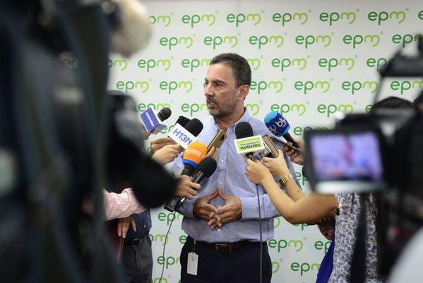 Rueda prensa Avances solución coloración agua.
Rueda prensa Avances solución coloración agua.
Fecha: Septiembre 9 de 2019. 
Para descargar esta fotografía en alta resolución, haga clic sobre la imagen hasta que la misma se despliegue en la pantalla completa; luego dé clic derecho y elija la opción "guardar imagen como". 
En caso de publicación por cualquier medio, solicitamos acompañarla del crédito: "Foto EPM"
Palabras clave: Rueda prensa Avances solución coloración agua.