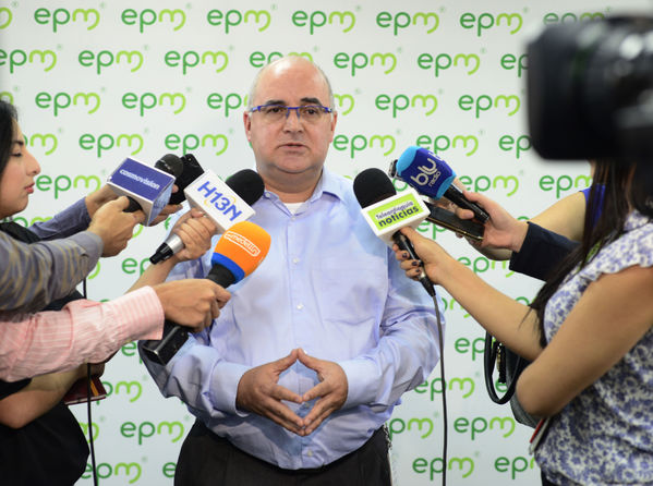 Rueda prensa Avances solución coloración agua.
Rueda prensa Avances solución coloración agua.
Fecha: Septiembre 9 de 2019. 
Para descargar esta fotografía en alta resolución, haga clic sobre la imagen hasta que la misma se despliegue en la pantalla completa; luego dé clic derecho y elija la opción "guardar imagen como". 
En caso de publicación por cualquier medio, solicitamos acompañarla del crédito: "Foto EPM"
Palabras clave: Rueda prensa Avances solución coloración agua.
