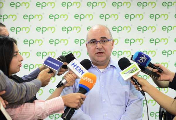 Rueda prensa Avances solución coloración agua.
Rueda prensa Avances solución coloración agua.
Fecha: Septiembre 9 de 2019. 
Para descargar esta fotografía en alta resolución, haga clic sobre la imagen hasta que la misma se despliegue en la pantalla completa; luego dé clic derecho y elija la opción "guardar imagen como". 
En caso de publicación por cualquier medio, solicitamos acompañarla del crédito: "Foto EPM"
Palabras clave: Rueda prensa Avances solución coloración agua.