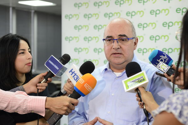 Rueda prensa Avances solución coloración agua.
Rueda prensa Avances solución coloración agua.
Fecha: Septiembre 9 de 2019. 
Para descargar esta fotografía en alta resolución, haga clic sobre la imagen hasta que la misma se despliegue en la pantalla completa; luego dé clic derecho y elija la opción "guardar imagen como". 
En caso de publicación por cualquier medio, solicitamos acompañarla del crédito: "Foto EPM"
Palabras clave: Rueda prensa Avances solución coloración agua.