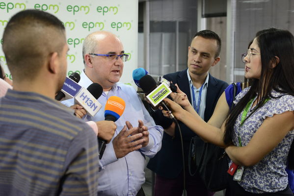 Rueda prensa Avances solución coloración agua.
Rueda prensa Avances solución coloración agua.
Fecha: Septiembre 9 de 2019. 
Para descargar esta fotografía en alta resolución, haga clic sobre la imagen hasta que la misma se despliegue en la pantalla completa; luego dé clic derecho y elija la opción "guardar imagen como". 
En caso de publicación por cualquier medio, solicitamos acompañarla del crédito: "Foto EPM"
Palabras clave: Rueda prensa Avances solución coloración agua.