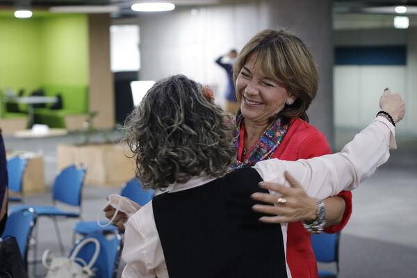 Homenaje a Inés Elena Vélez
Homenaje a Inés Elena Vélez
Fecha: 9 SEPTIEMBRE 2021
Para descargar esta fotografía en alta resolución, haga clic sobre la imagen hasta que la misma se despliegue en la pantalla completa; luego dé clic derecho y elija la opción "guardar imagen como". 
En caso de publicación por cualquier medio, solicitamos acompañarla del crédito: "Foto EPM"
Palabras clave: Inés, Elena, Vélez, Homenaje,