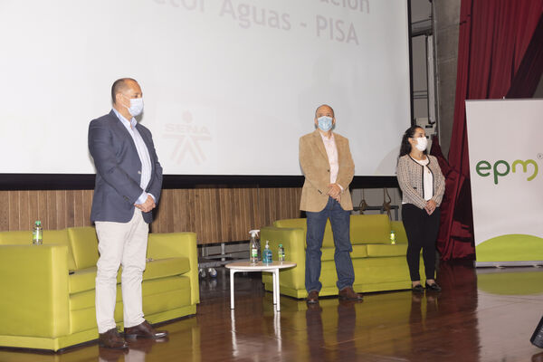 Acto de graduación Programa de Industrialización para el Sector Aguas - PISA
Acto graduación Programa de Industrialización Sector Aguas  PISA
Fecha: 30 SEPTIEMBRE 2021
Para descargar esta fotografía en alta resolución, haga clic sobre la imagen hasta que la misma se despliegue en la pantalla completa; luego dé clic derecho y elija la opción "guardar imagen como". 
En caso de publicación por cualquier medio, solicitamos acompañarla del crédito: "Foto EPM"
Palabras clave: Grados graduación ceremonia título PISA