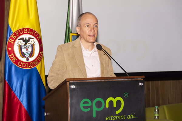 Acto de graduación Programa de Industrialización para el Sector Aguas - PISA
Acto graduación Programa de Industrialización Sector Aguas  PISA
Fecha: 30 SEPTIEMBRE 2021
Para descargar esta fotografía en alta resolución, haga clic sobre la imagen hasta que la misma se despliegue en la pantalla completa; luego dé clic derecho y elija la opción "guardar imagen como". 
En caso de publicación por cualquier medio, solicitamos acompañarla del crédito: "Foto EPM"
Palabras clave: Grados graduación ceremonia título PISA