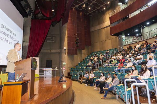 Acto de graduación Programa de Industrialización para el Sector Aguas - PISA
Acto graduación Programa de Industrialización Sector Aguas  PISA
Fecha: 30 SEPTIEMBRE 2021
Para descargar esta fotografía en alta resolución, haga clic sobre la imagen hasta que la misma se despliegue en la pantalla completa; luego dé clic derecho y elija la opción "guardar imagen como". 
En caso de publicación por cualquier medio, solicitamos acompañarla del crédito: "Foto EPM"
Palabras clave: Grados graduación ceremonia título PISA