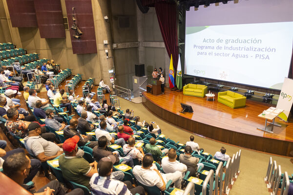 Acto de graduación Programa de Industrialización para el Sector Aguas - PISA
Acto graduación Programa de Industrialización Sector Aguas  PISA
Fecha: 30 SEPTIEMBRE 2021
Para descargar esta fotografía en alta resolución, haga clic sobre la imagen hasta que la misma se despliegue en la pantalla completa; luego dé clic derecho y elija la opción "guardar imagen como". 
En caso de publicación por cualquier medio, solicitamos acompañarla del crédito: "Foto EPM"
Palabras clave: Grados graduación ceremonia título PISA