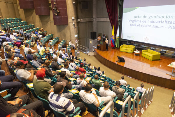 Acto de graduación Programa de Industrialización para el Sector Aguas - PISA
Acto graduación Programa de Industrialización Sector Aguas  PISA
Fecha: 30 SEPTIEMBRE 2021
Para descargar esta fotografía en alta resolución, haga clic sobre la imagen hasta que la misma se despliegue en la pantalla completa; luego dé clic derecho y elija la opción "guardar imagen como". 
En caso de publicación por cualquier medio, solicitamos acompañarla del crédito: "Foto EPM"
Palabras clave: Grados graduación ceremonia título PISA