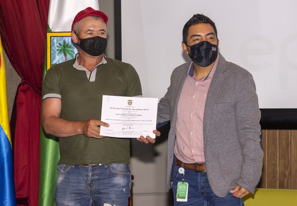 Acto de graduación Programa de Industrialización para el Sector Aguas - PISA
Acto graduación Programa de Industrialización Sector Aguas  PISA
Fecha: 30 SEPTIEMBRE 2021
Para descargar esta fotografía en alta resolución, haga clic sobre la imagen hasta que la misma se despliegue en la pantalla completa; luego dé clic derecho y elija la opción "guardar imagen como". 
En caso de publicación por cualquier medio, solicitamos acompañarla del crédito: "Foto EPM"
Palabras clave: Grados graduación ceremonia título PISA