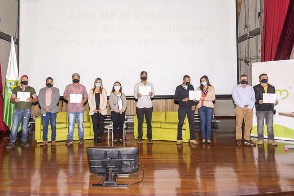 Acto de graduación Programa de Industrialización para el Sector Aguas - PISA
Acto graduación Programa de Industrialización Sector Aguas  PISA
Fecha: 30 SEPTIEMBRE 2021
Para descargar esta fotografía en alta resolución, haga clic sobre la imagen hasta que la misma se despliegue en la pantalla completa; luego dé clic derecho y elija la opción "guardar imagen como". 
En caso de publicación por cualquier medio, solicitamos acompañarla del crédito: "Foto EPM"
Palabras clave: Grados graduación ceremonia título PISA