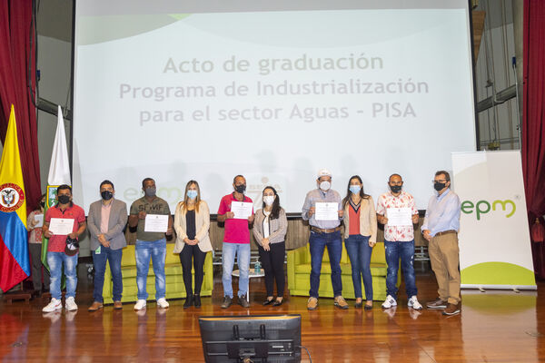 Acto de graduación Programa de Industrialización para el Sector Aguas - PISA
Acto graduación Programa de Industrialización Sector Aguas  PISA
Fecha: 30 SEPTIEMBRE 2021
Para descargar esta fotografía en alta resolución, haga clic sobre la imagen hasta que la misma se despliegue en la pantalla completa; luego dé clic derecho y elija la opción "guardar imagen como". 
En caso de publicación por cualquier medio, solicitamos acompañarla del crédito: "Foto EPM"
Palabras clave: Grados;graduación;ceremonia;título;PISA