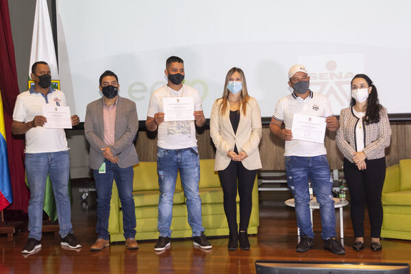Acto de graduación Programa de Industrialización para el Sector Aguas - PISA
Acto graduación Programa de Industrialización Sector Aguas  PISA
Fecha: 30 SEPTIEMBRE 2021
Para descargar esta fotografía en alta resolución, haga clic sobre la imagen hasta que la misma se despliegue en la pantalla completa; luego dé clic derecho y elija la opción "guardar imagen como". 
En caso de publicación por cualquier medio, solicitamos acompañarla del crédito: "Foto EPM"
Palabras clave: Grados;graduación;ceremonia;título;PISA
