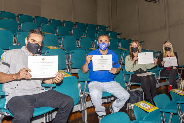 Acto de graduación Programa de Industrialización para el Sector Aguas - PISA
Acto graduación Programa de Industrialización Sector Aguas  PISA
Fecha: 30 SEPTIEMBRE 2021
Para descargar esta fotografía en alta resolución, haga clic sobre la imagen hasta que la misma se despliegue en la pantalla completa; luego dé clic derecho y elija la opción "guardar imagen como". 
En caso de publicación por cualquier medio, solicitamos acompañarla del crédito: "Foto EPM"
Palabras clave: Grados;graduación;ceremonia;título;PISA