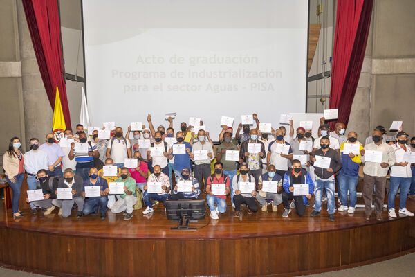 Acto de graduación Programa de Industrialización para el Sector Aguas - PISA
Acto graduación Programa de Industrialización Sector Aguas  PISA
Fecha: 30 SEPTIEMBRE 2021
Para descargar esta fotografía en alta resolución, haga clic sobre la imagen hasta que la misma se despliegue en la pantalla completa; luego dé clic derecho y elija la opción "guardar imagen como". 
En caso de publicación por cualquier medio, solicitamos acompañarla del crédito: "Foto EPM"
Palabras clave: Grados;graduación;ceremonia;título;PISA