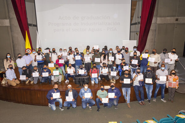 Acto de graduación Programa de Industrialización para el Sector Aguas - PISA
Acto graduación Programa de Industrialización Sector Aguas  PISA
Fecha: 30 SEPTIEMBRE 2021
Para descargar esta fotografía en alta resolución, haga clic sobre la imagen hasta que la misma se despliegue en la pantalla completa; luego dé clic derecho y elija la opción "guardar imagen como". 
En caso de publicación por cualquier medio, solicitamos acompañarla del crédito: "Foto EPM"
Palabras clave: Grados;graduación;ceremonia;título;PISA
