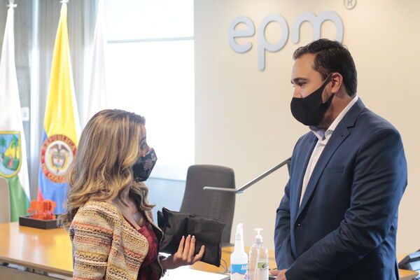 Acto posesión Vicepresidente riesgo EPM
Acto de posesión Vicepresidente de riesgo EPM
Fecha: Septiembre 1 de 2020
Para descargar esta fotografía en alta resolución, haga clic sobre la imagen hasta que la misma se despliegue en la pantalla completa; luego dé clic derecho y elija la opción "guardar imagen como".
En caso de publicación por cualquier medio, solicitamos acompañarla del crédito: "Foto EPM"
Palabras clave: Acto posesión Vicepresidente riesgo EPM