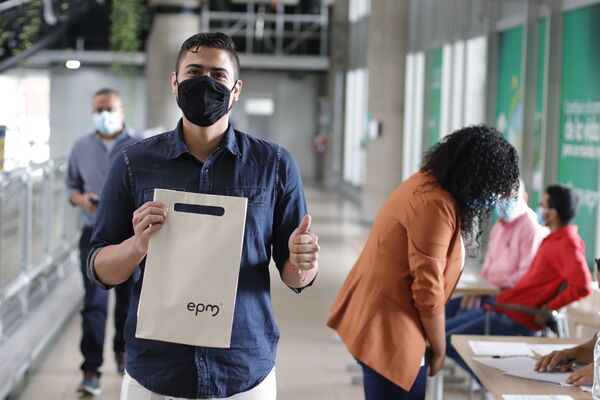 Retorno oficina EPM
Retorno a la oficina EPM
Fecha: 1 SEPTIEMBRE 2021
Para descargar esta fotografía en alta resolución, haga clic sobre la imagen hasta que la misma se despliegue en la pantalla completa; luego dé clic derecho y elija la opción "guardar imagen como". 
En caso de publicación por cualquier medio, solicitamos acompañarla del crédito: "Foto EPM"
Palabras clave: Retorno oficina EPM