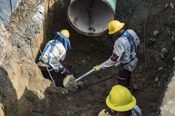Instalación de tubería de acueducto en La Estrella
Instalación de tubería de acueducto en La Estrella
Fecha: Septiembre 13 de 2019. 
Para descargar esta fotografía en alta resolución, haga clic sobre la imagen hasta que la misma se despliegue en la pantalla completa; luego dé clic derecho y elija la opción "guardar imagen como". 
En caso de publicación por cualquier medio, solicitamos acompañarla del crédito: "Foto EPM"
Palabras clave: Instalación de tubería de acueducto en La Estrella