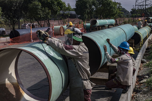 Instalación de tubería de acueducto en La Estrella
Instalación de tubería de acueducto en La Estrella
Fecha: Septiembre 13 de 2019. 
Para descargar esta fotografía en alta resolución, haga clic sobre la imagen hasta que la misma se despliegue en la pantalla completa; luego dé clic derecho y elija la opción "guardar imagen como". 
En caso de publicación por cualquier medio, solicitamos acompañarla del crédito: "Foto EPM"
Palabras clave: Instalación de tubería de acueducto en La Estrella
