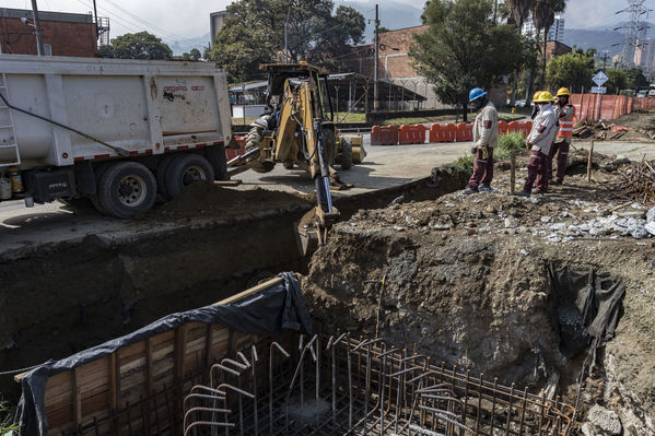Instalación de tubería de acueducto en La Estrella
Instalación de tubería de acueducto en La Estrella
Fecha: Septiembre 13 de 2019. 
Para descargar esta fotografía en alta resolución, haga clic sobre la imagen hasta que la misma se despliegue en la pantalla completa; luego dé clic derecho y elija la opción "guardar imagen como". 
En caso de publicación por cualquier medio, solicitamos acompañarla del crédito: "Foto EPM"
Palabras clave: Instalación de tubería de acueducto en La Estrella