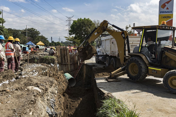 Instalación de tubería de acueducto en La Estrella
Instalación de tubería de acueducto en La Estrella
Fecha: Septiembre 13 de 2019. 
Para descargar esta fotografía en alta resolución, haga clic sobre la imagen hasta que la misma se despliegue en la pantalla completa; luego dé clic derecho y elija la opción "guardar imagen como". 
En caso de publicación por cualquier medio, solicitamos acompañarla del crédito: "Foto EPM"
Palabras clave: Instalación de tubería de acueducto en La Estrella