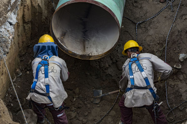 Instalación de tubería de acueducto en La Estrella
Instalación de tubería de acueducto en La Estrella
Fecha: Septiembre 13 de 2019. 
Para descargar esta fotografía en alta resolución, haga clic sobre la imagen hasta que la misma se despliegue en la pantalla completa; luego dé clic derecho y elija la opción "guardar imagen como". 
En caso de publicación por cualquier medio, solicitamos acompañarla del crédito: "Foto EPM"
Palabras clave: Instalación de tubería de acueducto en La Estrella